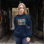 Mujer con una sudadera azul marino con el gráfico de la tabla periódica: Mis elementos tóxicos, para celiacos