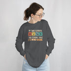 Mujer con una sudadera gris carbón con el diseño de la tabla periódica Mis elementos tóxicos, para celiacos